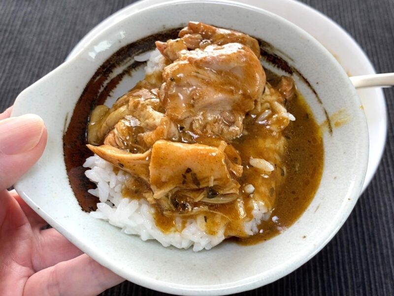 スパイシーカレーチキンのカレーライス 盛り付け例