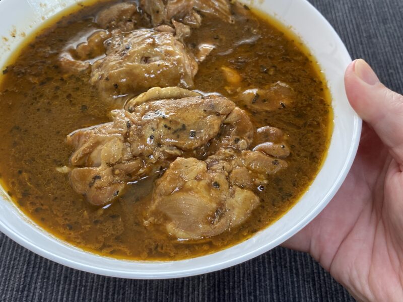 煮込まれた鶏もも肉のサイズ感 コンビニのササミより一回り大きいボリューム