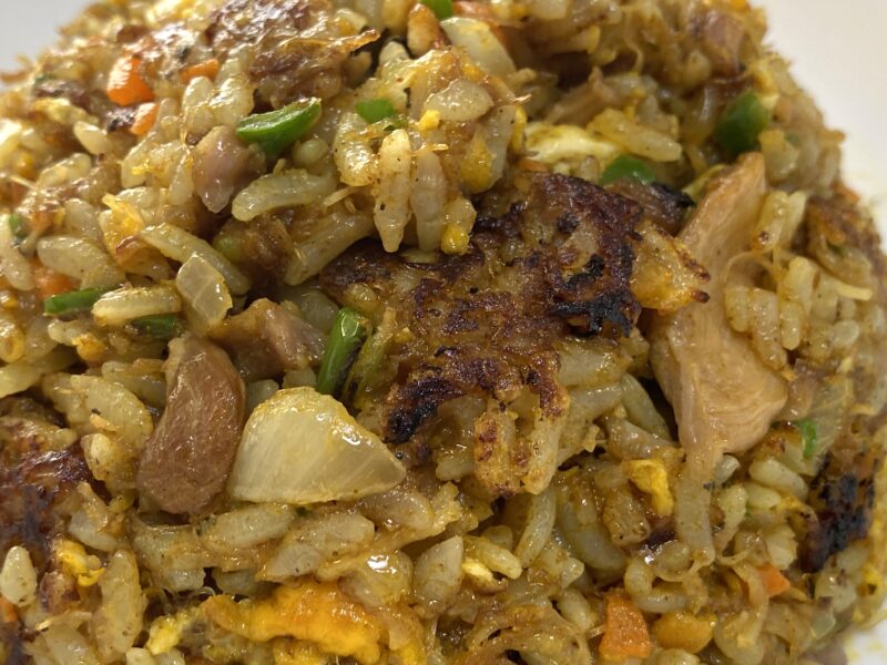 カレーソースが絡んだチャーハンの質感 具材のピーマンと玉ねぎ