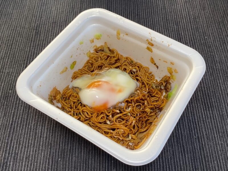焼きそば 半熟卵 トッピング 卵黄 絡まる麺 B級グルメ アレンジ