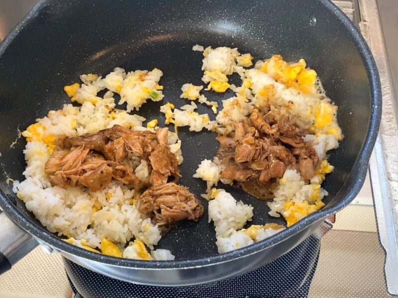 フライパンで作るカレーチャーハン ほぐした鶏肉と野菜の炒め調理