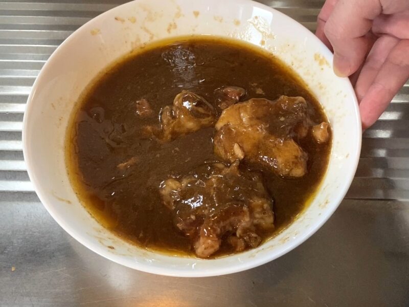 業務スーパーの角煮カレー 大きな角煮が入っており角煮カレーというより角煮のカレー漬けのよう