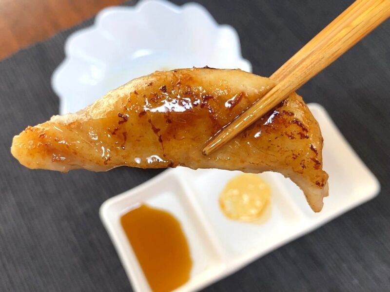 業務スーパー 鶏皮餃子 焼くと表面に照りが出る