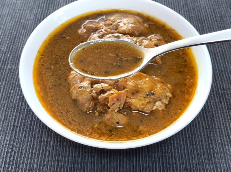 スプーンですくったカレーソース スパイスの粒が見えるスープカレー風