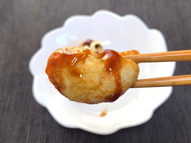 お好みソースをかけた、だし仕立てのたこ焼き 定番の味付け