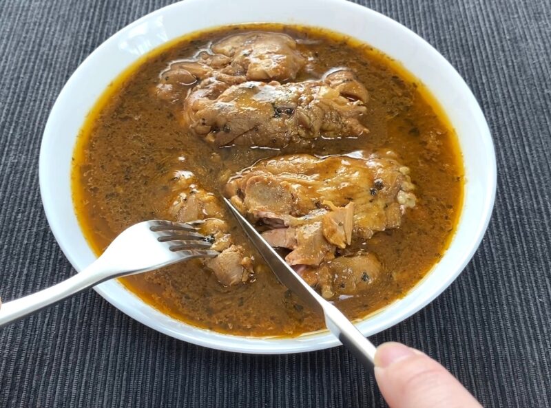 ナイフで簡単にほぐれる鶏もも肉 柔らかい煮込み加減