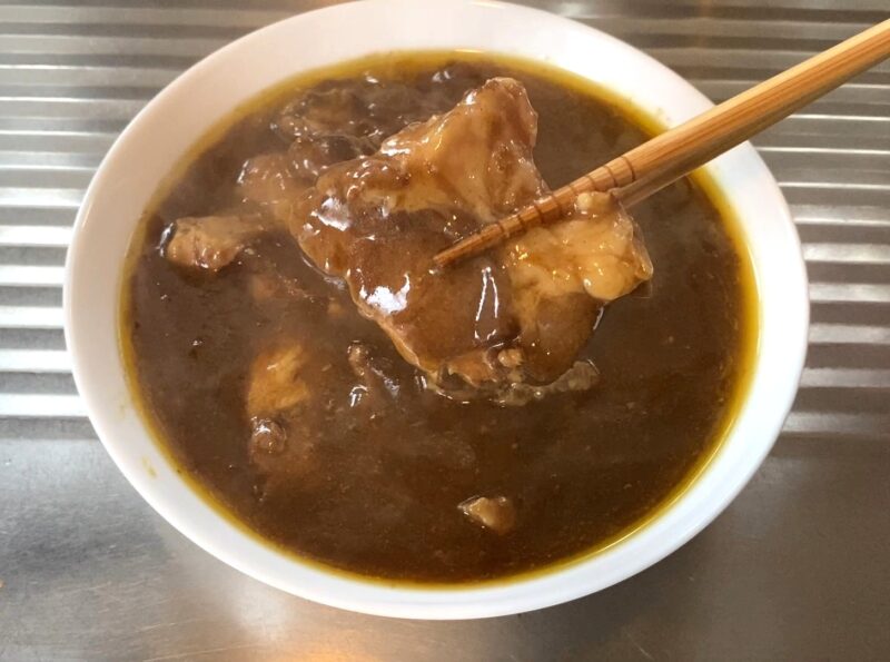 器に出した直後の角煮カレー サラサラしたルーと大きな角煮の塊