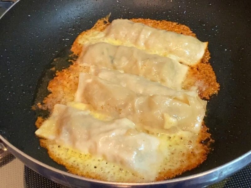 棒餃子のチーズ焼きアレンジ フライパンでの調理