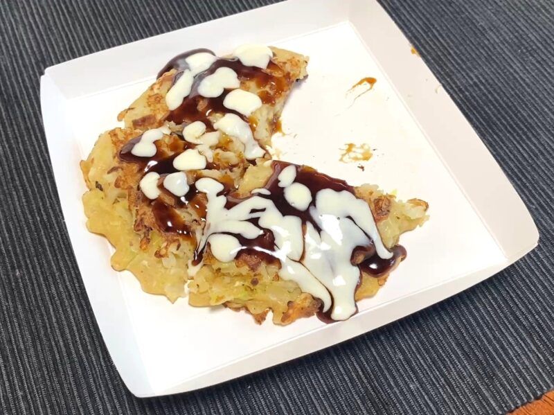 マヨネーズ風ソースをかけたお好み焼き B級グルメ感溢れる仕上がり