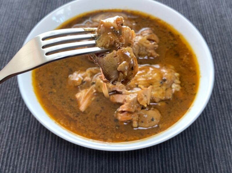 カレーソースがよく染みた鶏もも肉 実食の様子