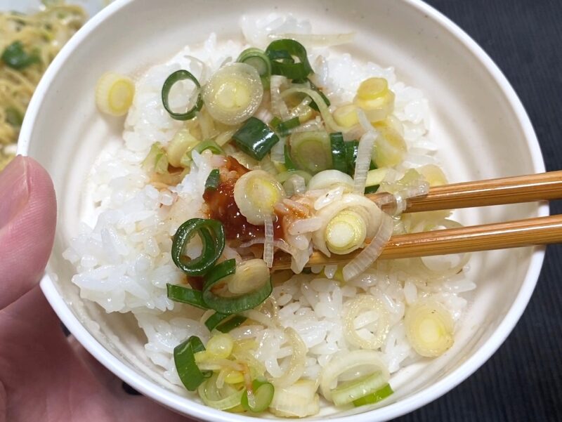ライスに豆板醤とスープを吸ったネギを乗せたアレンジ丼