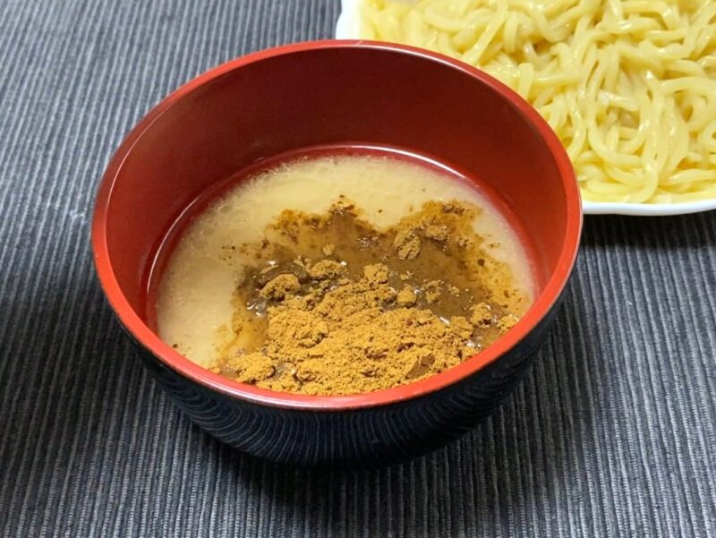 お湯で割ったスープに後入れ魚粉を投入する様子