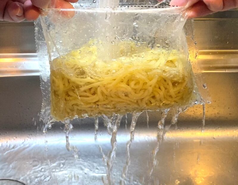 穴あき袋のまま流水で冷やすつけ麺 便利なしぼり機能