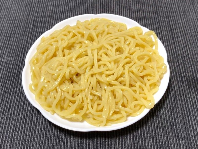 艶のある中太の全粒粉入り麺 300gの盛り付け