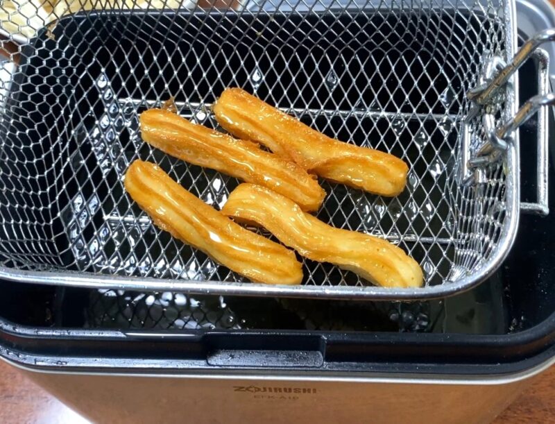180度の油で凍ったまま揚げるチュロス 調理風景