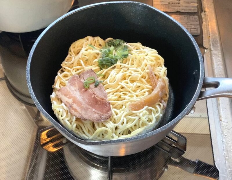 鍋で約6分30秒加熱中のラーメン横綱 スープが溶け出す様子