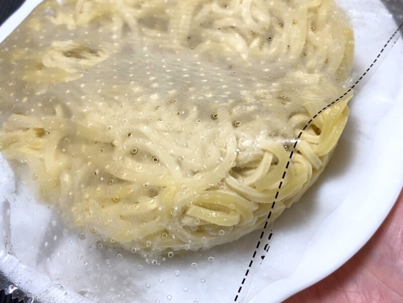 凍ったままの麺を袋ごと電子レンジで加熱する様子