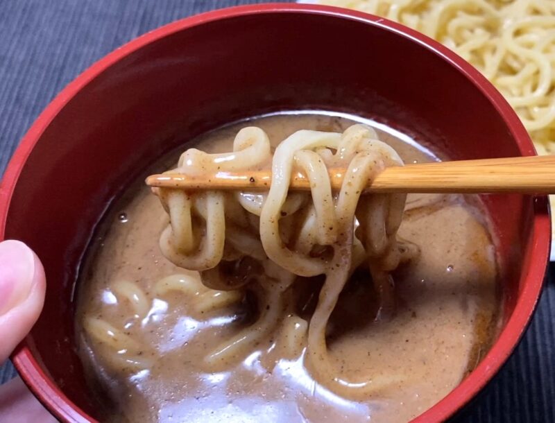 中太麺をどっぷりとスープに浸した実食シーン