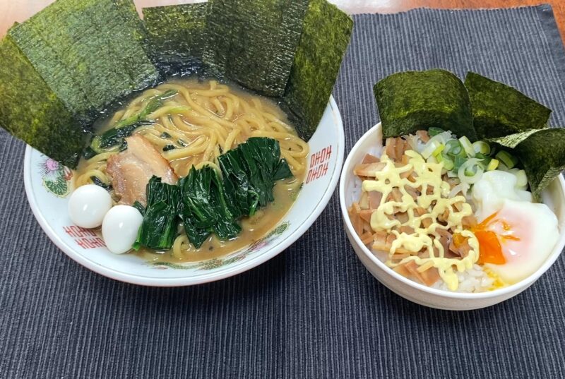 家系ラーメンとチャーシュー丼のセット ほうれん草とウズラ卵を増量