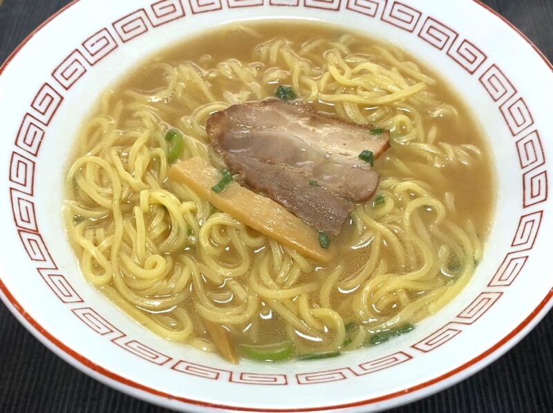出来上がったラーメン横綱 まろやかな色の豚骨醤油スープ
