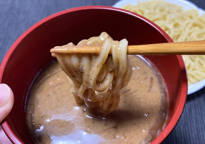 箸で持ち上げたモチモチ食感の麺