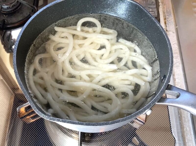 鍋で冷凍うどんを茹でる様子 調理時間 約1分30秒