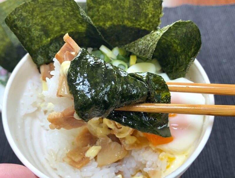 スープ染み染みの海苔で巻いた白ご飯 家系最強の食べ方