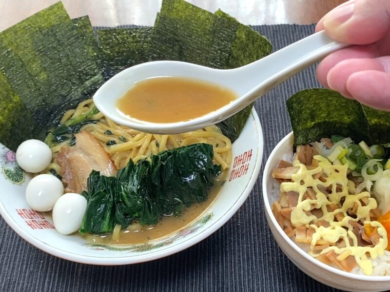 鶏油が浮いた濃厚な豚骨醤油スープのアップ