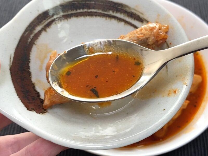 キムチと味噌ベースの赤いピリ辛タレ 質感の拡大