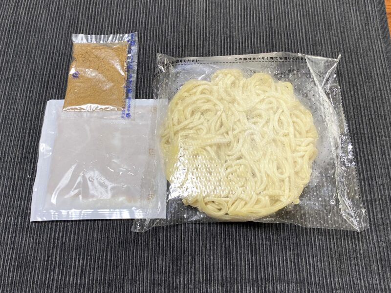 冷凍麺、液体スープ、後入れ魚粉のセット内容