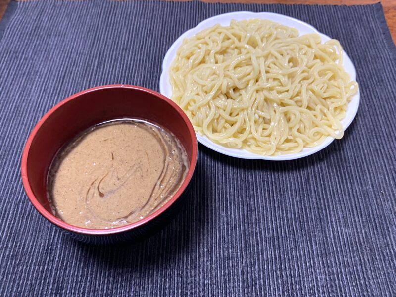 盛り付けた麺や兼虎の濃厚つけ麺 300gのボリューム