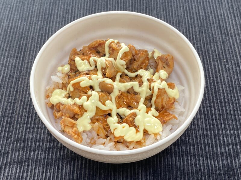 ご飯の上にチキンを乗せてタレをかける丼アレンジの工程