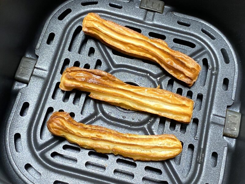 ノンフライヤーのバスケットに入れたチュロス 加熱前の様子