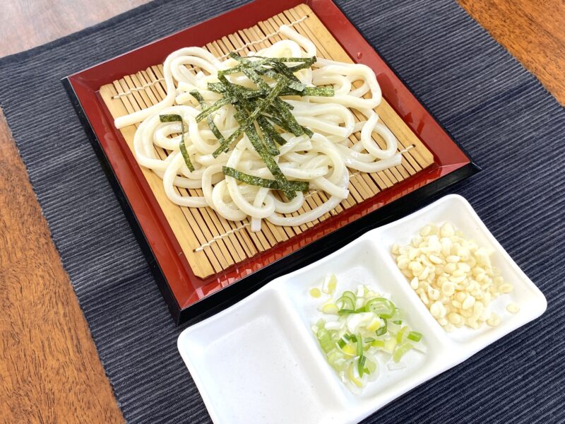盛り付けたざるうどん つやつやした麺の質感