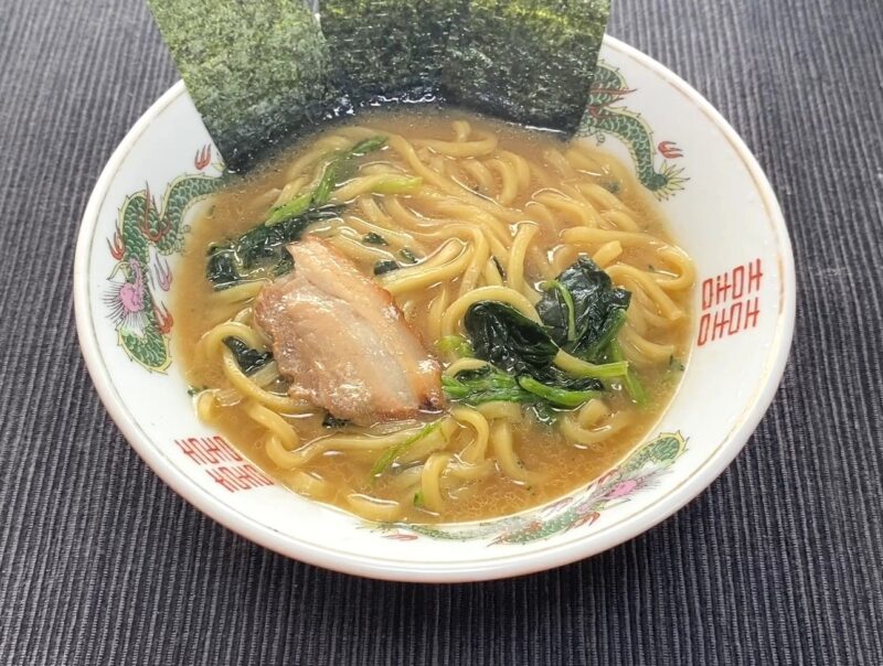 出来上がった横浜家系ラーメン 濃厚な豚骨醤油スープと海苔