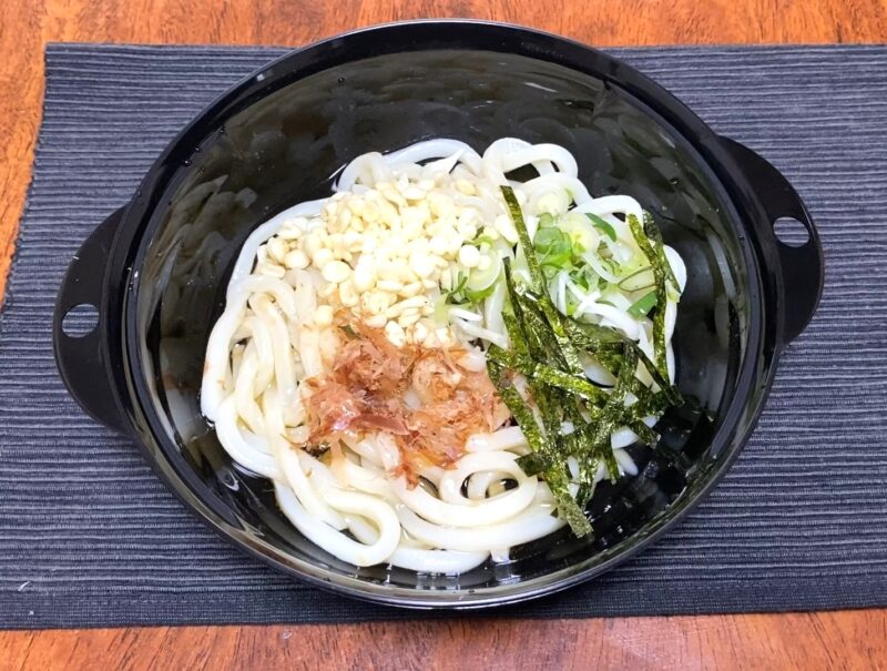 レンジ調理で作ったぶっかけうどん 具材を乗せた状態