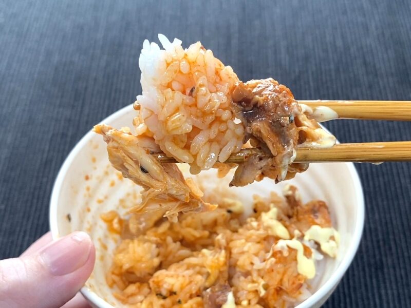 ピリ辛鶏丼を試食 ピリ辛タレと柔らかいチキンがご飯似合う
