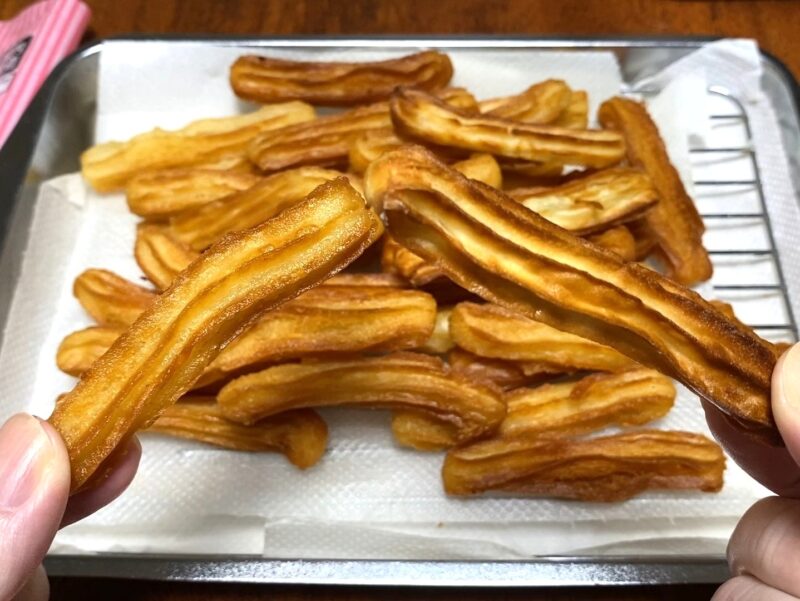 油で揚げたチュロスとノンフライヤー調理の比較 焼き色の違い