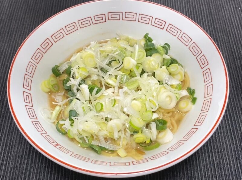 追加のネギを山盛りにトッピングしたラーメン横綱