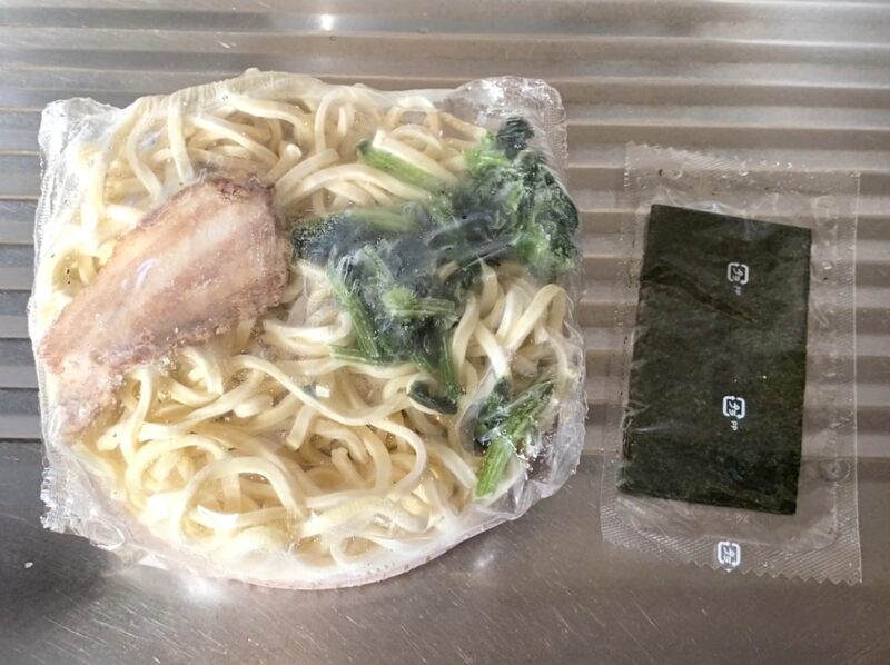 冷凍状態のラーメン本体 スープ・麺・具が三層になった円盤状