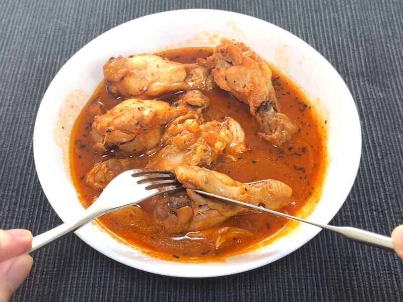 ナイフで骨からきれいに剥がした鶏肉 食べやすさの確認