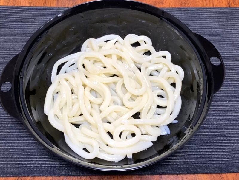耐熱皿にのせてレンジ加熱した冷凍うどん 解凍後の様子