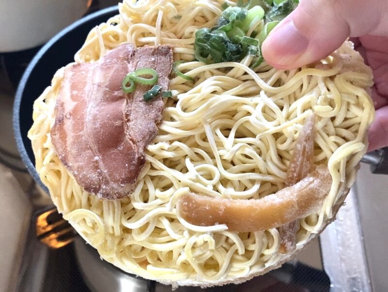 冷凍状態のラーメン本体 九条ネギ・チャーシュー・メンマ入りの三層構造