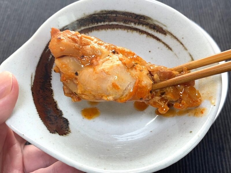 骨付き肉を食べている様子 弾力のある肉質