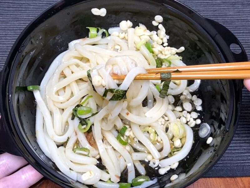 ぶっかけうどんの実食シーン ツルッとしたのど越し