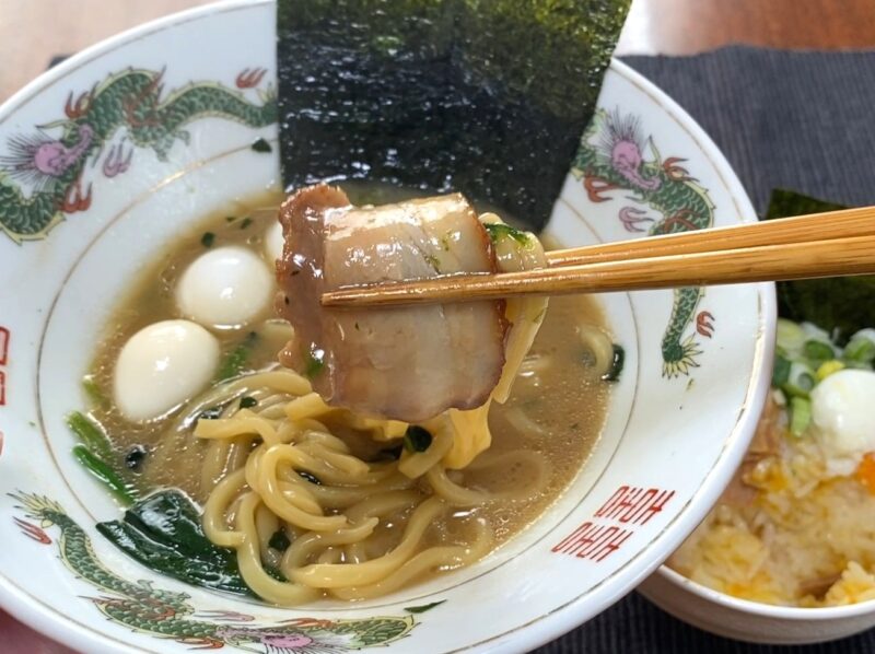 チャーシューと一緒に食らう家系ラーメンの麺