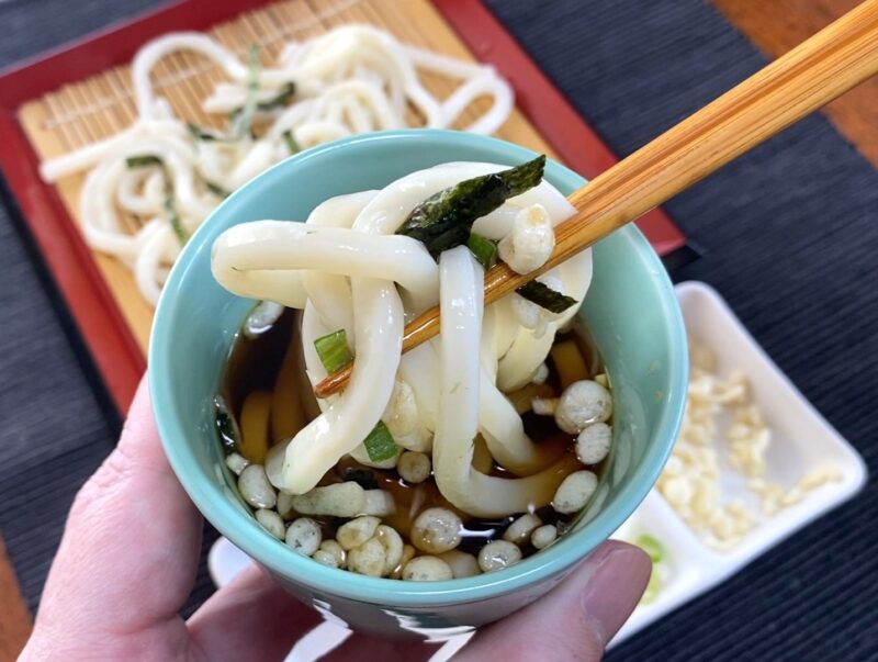 箸で持ち上げた讃岐うどん 強烈なコシが伝わるエッジの立った麺