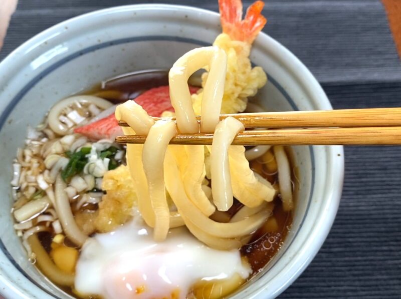 温かいおつゆと一緒に食べる讃岐うどん 柔らかさとコシの両立