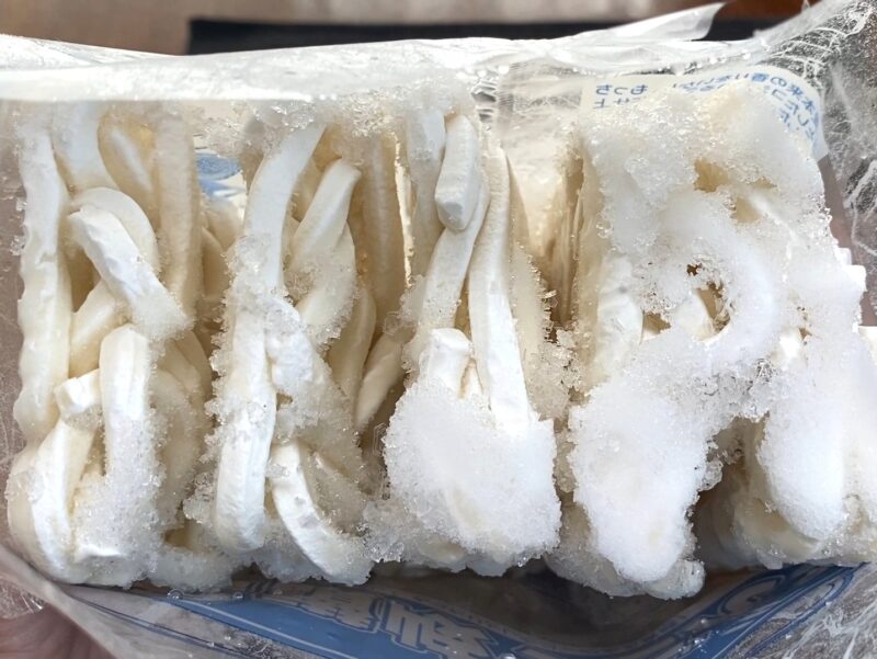 個別包装なしの冷凍うどん 5玉がそのまま入っている様子