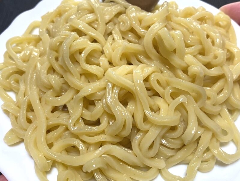 全粒粉が点在する国産小麦の太麺 300gのボリューム